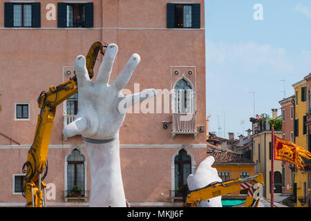 Venezia, Italia. 08 maggio, 2018. Una parte del lavoro di Lorenzo Quinn è smontato e posto su una chiatta di grandi dimensioni per il trasporto a Venezia, Italia il 5 maggio 2018. Il lavoro dell'artista Lorenzo Quinn 'Supporto', noto come 'grandi mani che supportano Venezia', lasciare il Canal Grande per tornare a studio dell'artista in Spagna. © Simone Padovani / risveglio / Alamy Live News Foto Stock