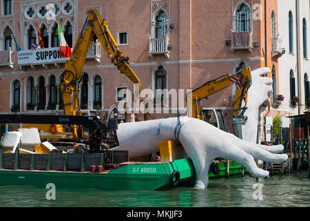 Venezia, Italia. 08 maggio, 2018. Una parte del lavoro di Lorenzo Quinn è smontato e posto su una chiatta di grandi dimensioni per il trasporto a Venezia, Italia il 5 maggio 2018. Il lavoro dell'artista Lorenzo Quinn 'Supporto', noto come 'grandi mani che supportano Venezia', lasciare il Canal Grande per tornare a studio dell'artista in Spagna. © Simone Padovani / risveglio / Alamy Live News Foto Stock