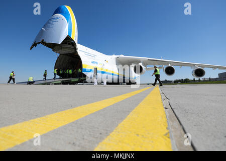 07 maggio 2018, Germania, Schkeuditz, Leipzig-Halle aeroporto: giornalisti e visitatori entrando in un'Antonov 225. Il velivolo da carico la misura 84 metri di lunghezza e 89 metri di larghezza e 18 metri di altezza è uno dei tipi. Il velivolo è stato originariamente costruito per il Soviet space shuttle Buran, ed è in grado di trasportare merci di peso fino a 250 tonnellate. Il nolo spazio equivale il tutto il tronco di un Boeing 737. Foto: Jan Woitas/dpa-Zentralbild/dpa Foto Stock