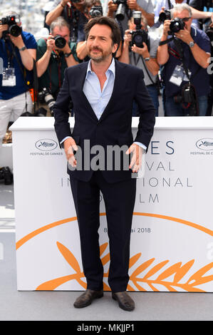 Cannes, Francia. 08 Maggio, 2018. Settantunesima Cannes Film Festival 2018, Photocall Maitre de cerimonie. Nella foto: Edouard Baer Credit: Indipendente Agenzia fotografica/Alamy Live News Foto Stock