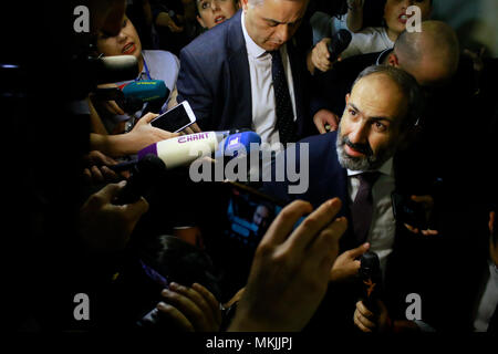 Yerevan, Armenia. 8 Maggio, 2018. Il nuovo Primo Ministro Nikol Pashinyan (R) riceve intervista nel parlamento di Yerevan, Armenia, in data 8 maggio 2018. Il Parlamento armeno martedì eletto leader dell opposizione Nikol Pashinyan come il paese del primo ministro. Credito: Gevorg Ghazaryan/Xinhua/Alamy Live News Foto Stock