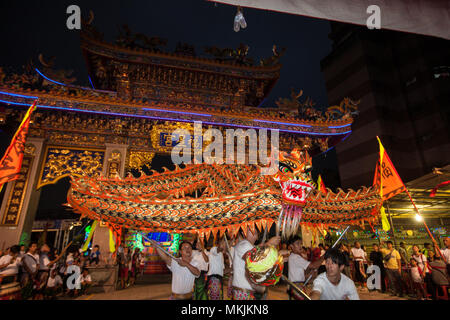 Taipei, Taiwan. 8 maggio 2018. Compleanno di una divinità celebrazioni centrata attorno al Tempio Fuxing,Shipai,Taipei,Taiwan,l'Asia. Una processione di veicoli,ed enormi pupazzi di divinità, e leoni e draghi hanno camminato attraverso il quartiere l'impostazione off petardi. Presso il tempio piccolo dieties furono rimossi dal camion che era stato usato in processione e poi erano poste sull'altare. Lion danze, dragon i ballerini e minion e mickey /minnie mouse eseguita nella parte anteriore del tempio per il suono costante di petardi automatico da una macchina. Credito: Paolo Quayle/Alamy Live News Foto Stock