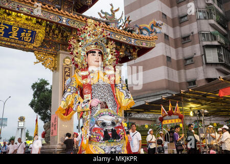 Taipei, Taiwan. 8 maggio 2018. Compleanno di una divinità celebrazioni centrata attorno al Tempio Fuxing,Shipai,Taipei,Taiwan,l'Asia. Una processione di veicoli,ed enormi pupazzi di divinità, e leoni e draghi hanno camminato attraverso il quartiere l'impostazione off petardi. Presso il tempio piccolo dieties furono rimossi dal camion che era stato usato in processione e poi erano poste sull'altare. Lion danze, dragon i ballerini e minion e mickey /minnie mouse eseguita nella parte anteriore del tempio per il suono costante di petardi automatico da una macchina. Credito: Paolo Quayle/Alamy Live News Foto Stock