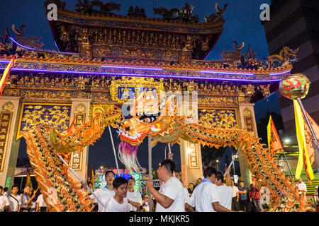 Taipei, Taiwan. 8 maggio 2018. Compleanno di una divinità celebrazioni centrata attorno al Tempio Fuxing,Shipai,Taipei,Taiwan,l'Asia. Una processione di veicoli,ed enormi pupazzi di divinità, e leoni e draghi hanno camminato attraverso il quartiere l'impostazione off petardi. Presso il tempio piccolo dieties furono rimossi dal camion che era stato usato in processione e poi erano poste sull'altare. Lion danze, dragon i ballerini e minion e mickey /minnie mouse eseguita nella parte anteriore del tempio per il suono costante di petardi automatico da una macchina. Credito: Paolo Quayle/Alamy Live News Foto Stock