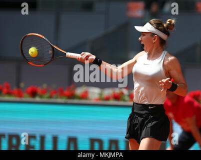 Simona Halep di Romania restituisce la palla a Elise Mertens del Belgio nella seconda partita durante il giorno quattro della Mutua Madrid Open torneo di tennis presso la Caja Magica. Foto Stock