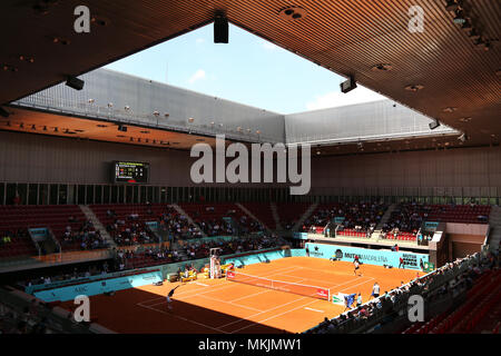 Una vista generale della Corte due, Arantxa Sánchez Vicario durante il 2° Round match in giorno quattro della Mutua Madrid Open torneo di tennis presso la Caja Magica. Foto Stock