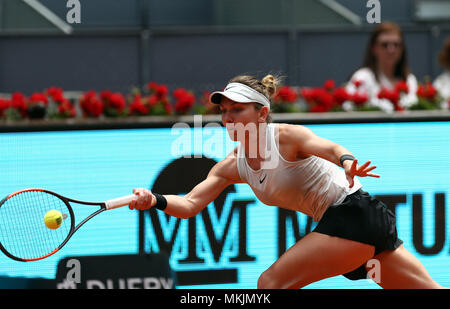 Madrid, Spagna. 8 Maggio, 2018. Simona Halep di Romania restituisce la palla a Elise Mertens del Belgio nella seconda partita durante il giorno quattro della Mutua Madrid Open torneo di tennis presso la Caja Magica. Credito: Manu Reino/SOPA Immagini/ZUMA filo/Alamy Live News Foto Stock