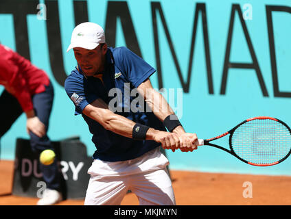 Madrid, Spagna. 8 Maggio, 2018. Roberto Bautista di Spagna restituisce la palla a Jared Donaldson della Repubblica ceca Stati Uniti nella seconda partita nel giorno 4 della Mutua Madrid Open torneo di tennis presso la Caja Magica. Credito: Manu Reino/SOPA Immagini/ZUMA filo/Alamy Live News Foto Stock