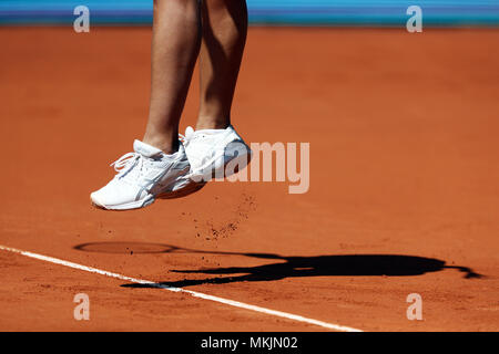 Madrid, Spagna. 8 Maggio, 2018. Monica Puig di Puerto Rico salti nel 2° Round match in giorno quattro della Mutua Madrid Open torneo di tennis presso la Caja Magica. Credito: Manu Reino/SOPA Immagini/ZUMA filo/Alamy Live News Foto Stock