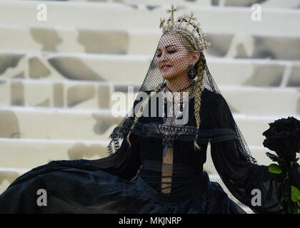 New York, Stati Uniti d'America. Il 7 maggio 2018. Madonna assiste 'corpi celesti: Moda & l'Immaginazione cattolica', il Costume 2018 Istituto beneficio al Metropolitan Museum of Art il 7 maggio 2018 a New York City. Credito: Erik Pendzich/Alamy Live News Foto Stock