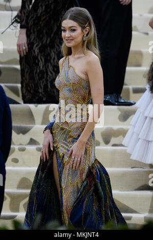 New York, Stati Uniti d'America. Il 7 maggio 2018. Gigi Hadid assiste 'corpi celesti: Moda & l'Immaginazione cattolica', il Costume 2018 Istituto beneficio al Metropolitan Museum of Art il 7 maggio 2018 a New York City. Credito: Erik Pendzich/Alamy Live News Foto Stock