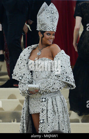 New York, Stati Uniti d'America. Il 7 maggio 2018. Rihanna assiste 'corpi celesti: Moda & l'Immaginazione cattolica', il Costume 2018 Istituto beneficio al Metropolitan Museum of Art il 7 maggio 2018 a New York City. Credito: Erik Pendzich/Alamy Live News Foto Stock