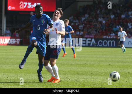 Walsall, Regno Unito. Il 7 maggio 2018. Paolo Gozzi Iweru di Italia e Bobby Duncan dell'Inghilterra in azione durante il 2018 Campionato Europeo UEFA Under 17 Gruppo un match tra Inghilterra e Italia a Bescot Stadium il 7 maggio 2018 a Walsall, Inghilterra. (Credit: Immagini di PHC/Alamy Live News Foto Stock