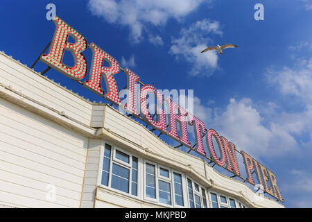 Brighton, East Sussex, 8 maggio 2018. Cerchio Sesagulls iconici illuminato Brighton Pier segno. Un altro meravigliosamente soleggiato e caldo pomeriggio nella cittadina balneare di Brighton in East Sussex potrebbe essere stata l'ultima per un po' di tempo come il tempo meteo per ruotare lo scambiatore di calore e cloudier nei prossimi giorni. Credito: Imageplotter News e sport/Alamy Live News Foto Stock