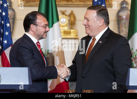 Washington, DC, Stati Uniti d'America. Il 7 maggio, 2018. Stati Uniti Il segretario di Stato MIKE POMPEO e degli Esteri messicano Luis Segretario VIDEGARAY presso il Dipartimento di Stato a Washington il 7 maggio 2018 Credit: Michael Brochstein/ZUMA filo/Alamy Live News Foto Stock