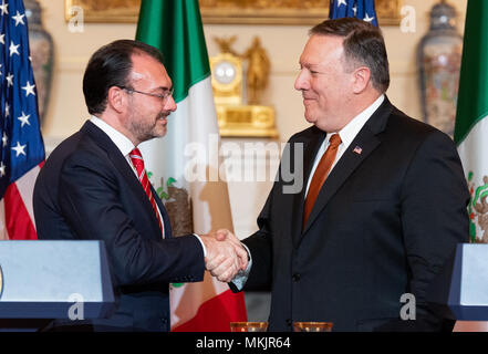 Stati Uniti Il segretario di Stato Mike Pompeo e degli Esteri messicano Luis Segretario Videgaray presso il Dipartimento di Stato a Washington, DC. Foto Stock