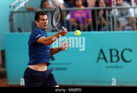 Madrid, Spagna. 8 maggio 2018. Guillermo García López di Spagna restituisce la sfera a Ryan Harrison degli Stati Uniti nella seconda partita durante il giorno quattro della Mutua Madrid Open torneo di tennis presso la Caja Magica. Credito: SOPA Immagini limitata/Alamy Live News Foto Stock