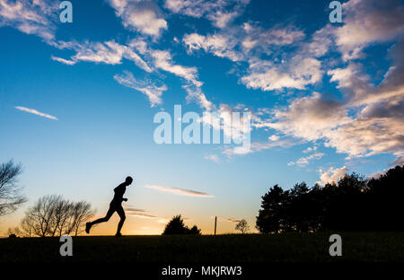 Billingham, a nord-est dell' Inghilterra, Regno Unito. 8 Maggio, 2018. Meteo: Jogging al tramonto sotto un cielo mozzafiato come pioggia nuvole chiaro a est. Credito: ALAN DAWSON/Alamy Live News Foto Stock