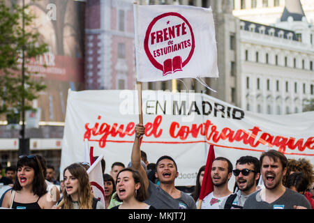 Madrid, Spagna. 08 Maggio, 2018. Gli studenti protestavano durante una manifestazione contro i tagli di bilancio in materia di istruzione e contro la legge sull Educazione (LOMCE), a Madrid, Spagna. Credito: Marcos del Mazo/Alamy Live News Foto Stock