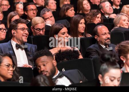 Cannes, Francia. 08 Maggio, 2018. Javier Bardem, Asghar Farhadi e Penelope Cruz assistere alla cerimonia di apertura della settantunesima Cannes Film Festival presso il Palais des Festivals a Cannes, Francia, il 08 maggio 2018. | Utilizzo di credito in tutto il mondo: dpa/Alamy Live News Foto Stock