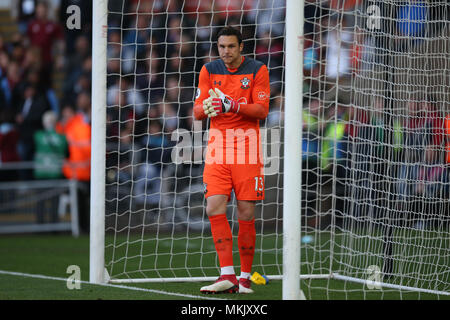 Swansea, Wales, Regno Unito. 8 Maggio, 2018. Alex McCarthy, il portiere di Southampton. Premier League, Swansea City v Southampton al Liberty Stadium di Swansea, Galles del Sud martedì 8 maggio 2018. Questa immagine può essere utilizzata solo per scopi editoriali. Solo uso editoriale, è richiesta una licenza per uso commerciale. Nessun uso in scommesse, giochi o un singolo giocatore/club/league pubblicazioni. pic da Andrew Orchard/Andrew Orchard fotografia sportiva/Alamy Live news Foto Stock