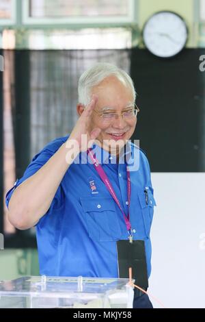 Pekan. 9 maggio 2018. Malaysian che incombe il Primo Ministro Najib Razak gesti dopo il voto decisivo ad un seggio elettorale durante le elezioni generali di Pekan nello stato orientale di Pahang Maggio 9, 2018. Malaysia tenuto elezioni generali del mercoledì. Credito: Zhu Wei/Xinhua/Alamy Live News Foto Stock