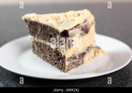 Semi di papavero la torta con la glassa di crema di burro Foto Stock