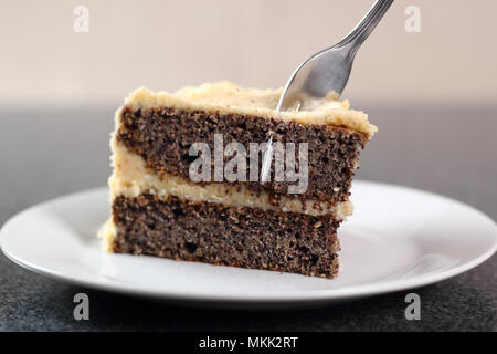 Semi di papavero la torta con la glassa di crema di burro Foto Stock