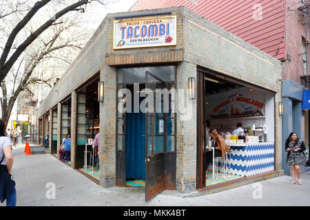 Tacombi, 255 Bleecker St, New York, NY. esterno alla vetrina di un ristorante alla moda nel Greenwich Village quartiere di Manhattan. Foto Stock