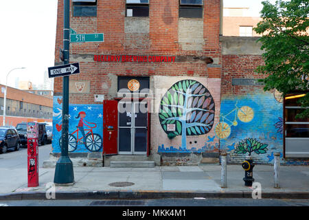 Rockaway Brewing Company, LIC Tap Room, 46-01 5th St, Queens, New York. Foto del negozio di New York di una sala del birrificio nel quartiere di Hunters Point. Foto Stock