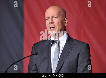 Bruce Willis in una buona giornata di Die Hard murale scoprimento sul Fox Lotto Studio in Los Angeles.a Bruce Willis  18 Red Carpet Event, verticale, STATI UNITI D'AMERICA, industria cinematografica, celebrità, fotografia, Bestof, arte cultura e intrattenimento, Topix celebrità moda / Verticale, meglio di, evento nella vita di Hollywood - California, moquette rossa e dietro le quinte, USA, industria cinematografica, celebrità, movie celebrità, personaggi televisivi, musica celebrità, fotografia, Bestof, arte cultura e intrattenimento, Topix, headshot, verticale, una persona, dall'anno , 2013, inchiesta tsuni@Gamma-USA.com Foto Stock