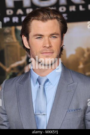 Chris Hemsworth in Thor: il mondo oscuro' premiere al El Capitan Theatre di Los Angeles.a Chris Hemsworth 108 Red Carpet Event, verticale, STATI UNITI D'AMERICA, industria cinematografica, celebrità, fotografia, Bestof, arte cultura e intrattenimento, Topix celebrità moda / Verticale, meglio di, evento nella vita di Hollywood - California, moquette rossa e dietro le quinte, USA, industria cinematografica, celebrità, movie celebrità, personaggi televisivi, musica celebrità, fotografia, Bestof, arte cultura e intrattenimento, Topix, headshot, verticale, una persona, dall'anno , 2013, inchiesta tsuni@Gamma-USA.com Foto Stock