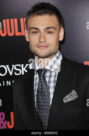Douglas Booth arrivando al Romeo & Juliet Premiere al Arclight Theatre di Los Angeles.a Douglas Booth 136 Red Carpet Event, verticale, STATI UNITI D'AMERICA, industria cinematografica, celebrità, fotografia, Bestof, arte cultura e intrattenimento, Topix celebrità moda / Verticale, meglio di, evento nella vita di Hollywood - California, moquette rossa e dietro le quinte, USA, industria cinematografica, celebrità, movie celebrità, personaggi televisivi, musica celebrità, fotografia, Bestof, arte cultura e intrattenimento, Topix, headshot, verticale, una persona, dall'anno , 2013, inchiesta tsuni@Gamma-USA.com Foto Stock