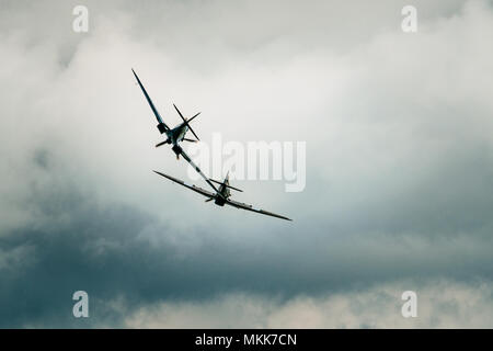 Un uragano e uno Spitfire durante una esibizione aerea a Clacton, Inghilterra Foto Stock