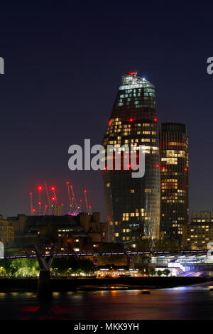 N. 1 Blackfriars noto anche come il vaso, un nuovo edificio alto sviluppo accanto al Tamigi a Londra, fotografato di notte. Foto Stock