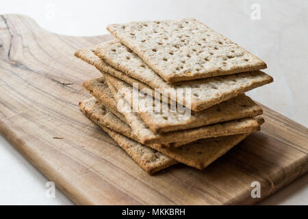 Pila di miele aromatizzato Graham cracker su una superficie di legno. Spuntini salutari. Foto Stock