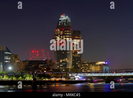 N. 1 Blackfriars noto anche come il vaso, un nuovo edificio alto sviluppo accanto al Tamigi a Londra, fotografato di notte. Foto Stock