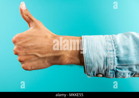 Maschio lato mostrando pollice in alto Foto Stock