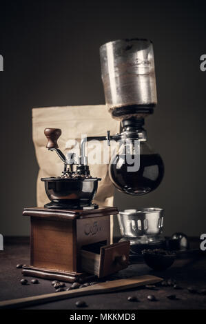 Sifone giapponese caffettiera sul vecchio tavolo da cucina Foto Stock