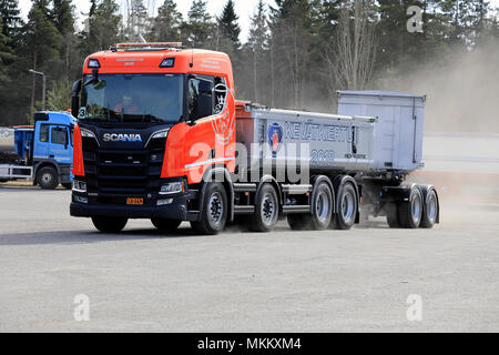 LIETO, Finlandia - 12 Aprile 2018: Orange Scania R650 B8X4 ghiaia combinazione carrello in movimento, lasciando una scia di polvere sulla prova di guida durante il tour di Scania Foto Stock