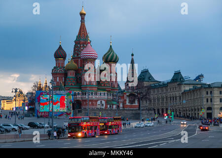 Mosca, Russia - 30 Aprile 2018: vista sulla Piazza Rossa, la Cattedrale di San Basilio e la Torre Spasskaya del Cremlino di Mosca dal Bolshoy Moskvore Foto Stock