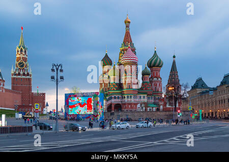 Mosca, Russia - 30 Aprile 2018: vista sulla Piazza Rossa, la Cattedrale di San Basilio e la Torre Spasskaya del Cremlino di Mosca dal Bolshoy Moskvore Foto Stock