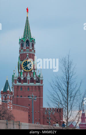 Vista della Torre Spasskaya del Cremlino di Mosca e il Bolshoy Moskvoretsky Bridge da Moskvoretsky Street. Prima del tramonto. Foto Stock