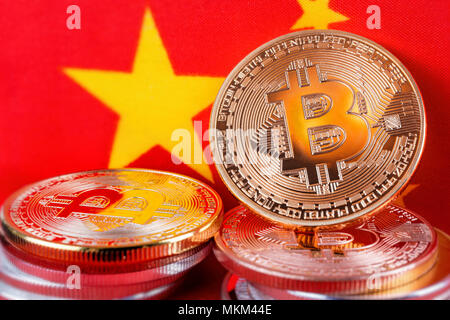 Bitcoin monete reali sulla bandiera cinese tessuto Foto Stock