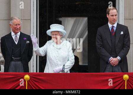 Regina Elisabetta II con i futuri re - Principe Carlo (ora Re Carlo III) e Principe Guglielmo (ora Principe di Galles) sul balcone di Buckingham Palace per commemorare il 60th ° anniversario dell'adesione della Regina, Londra. 5 Giugno 2012 --- immagine di © Paul Cunningham Foto Stock