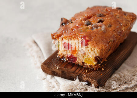 Frutto tradizionale budino torta con frutta secca sulla tavola di legno spazio copia Foto Stock