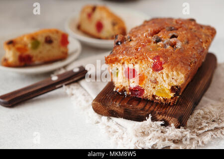 Frutto tradizionale budino torta con frutta secca sulla tavola di legno spazio copia Foto Stock