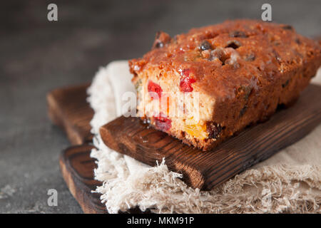 Frutto tradizionale budino torta con frutta secca sulla tavola di legno spazio copia Foto Stock