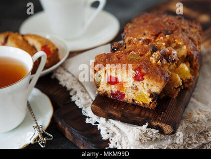 Frutto tradizionale budino torta con frutta secca sulla tavola di legno spazio copia Foto Stock