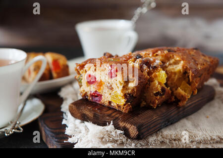 Frutto tradizionale budino torta con frutta secca sulla tavola di legno spazio copia Foto Stock